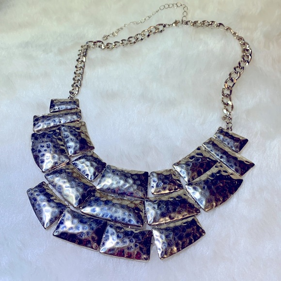 💠 Modernist Hammered Metal Necklace - Picture 2 of 6